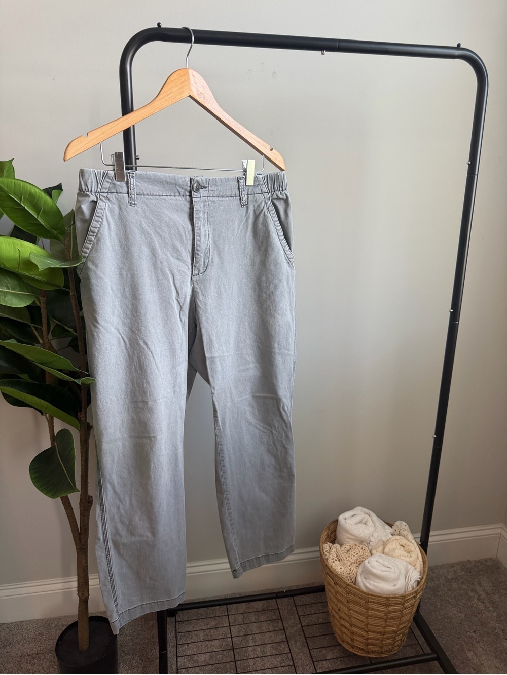 Old Navy Women’s Light Gray Chino Pants